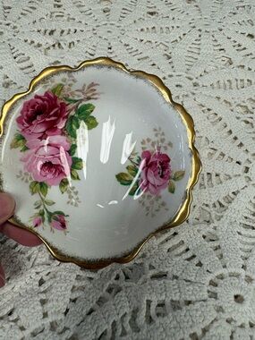 Set of 4 Royal Albert “American Beauty”  Seashell Shaped Fruit Nappies 5” EUC